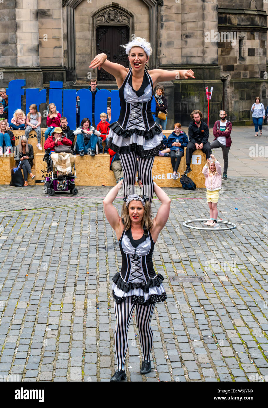 Edinburgh, Schottland, Großbritannien, 14. August 2019. Edinburgh Festival Fringe: Festivalbesucher watch Darsteller und Straßenunterhaltung an der Royal Mile. Diese weiblichen australischen akrobatische Darsteller sind die Zimmermädchen genannt Stockfoto