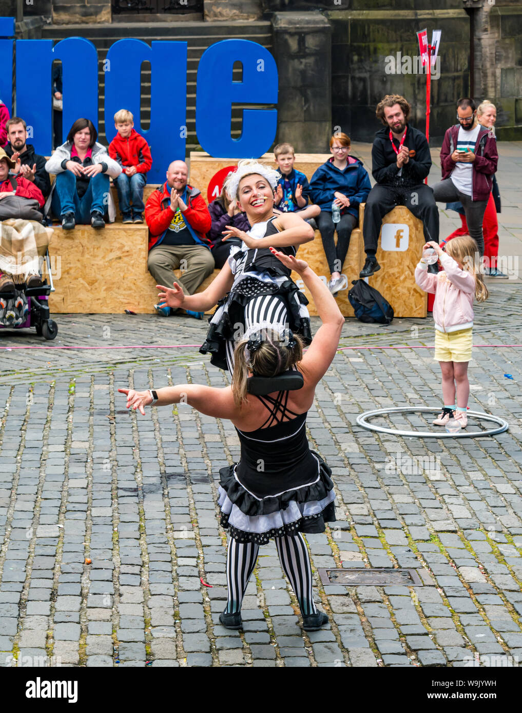Edinburgh, Schottland, Großbritannien, 14. August 2019. Edinburgh Festival Fringe: Festivalbesucher watch Darsteller und Straßenunterhaltung an der Royal Mile. Diese weiblichen australischen akrobatische Darsteller sind die Zimmermädchen genannt Stockfoto