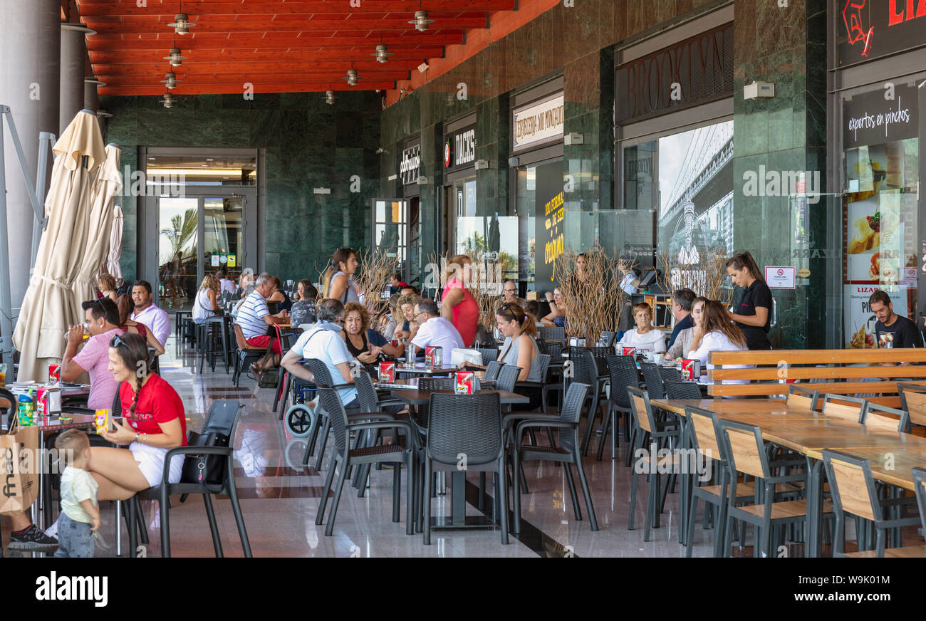 Cafés auf der Terrasse im La Canada Shopping Centre, Marbella, Costa del Sol, Provinz Malaga, Andalusien, Südspanien. Stockfoto