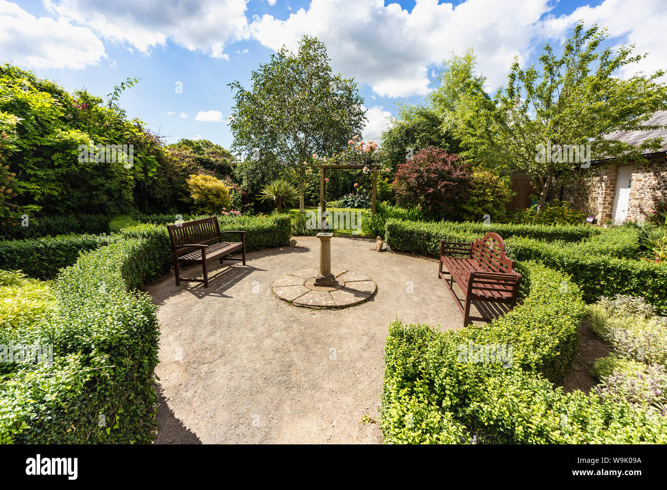 Bänke in einen Ort des Friedens und der Ruhe, das Geheimnis Memorial Garden, Great Torrington, Devon, Großbritannien. Stockfoto