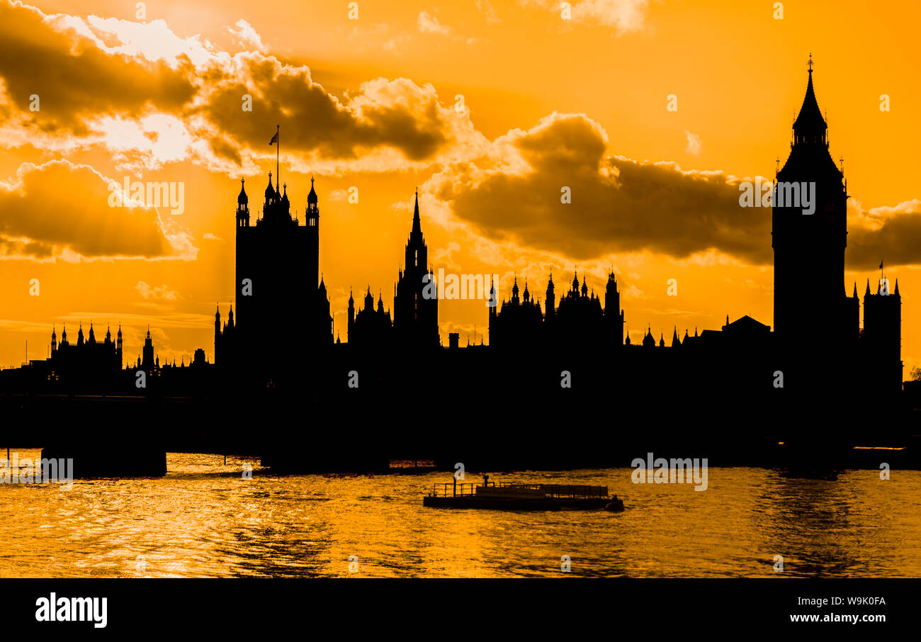 Silhouette der Palast von Westminster/Häuser des Parlaments auf der Themse bei Sonnenuntergang in Westminster, Westminster, London, England, UK. Stockfoto
