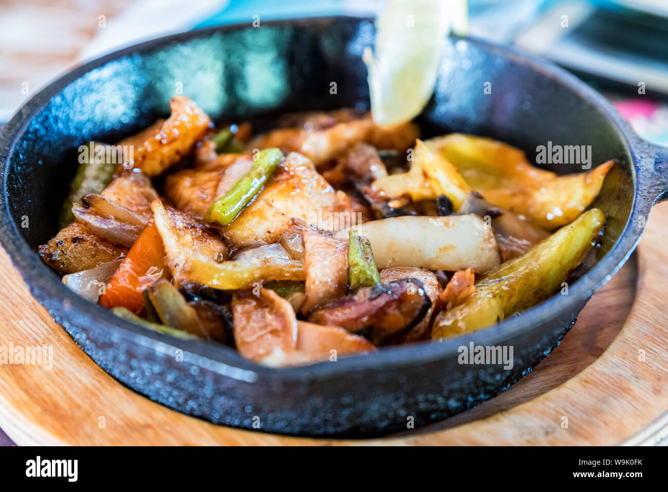 Schließen Sie die köstlichen, frisch zubereiteten Meeresfrüchten Eintopf mit Gemüse Stockfoto