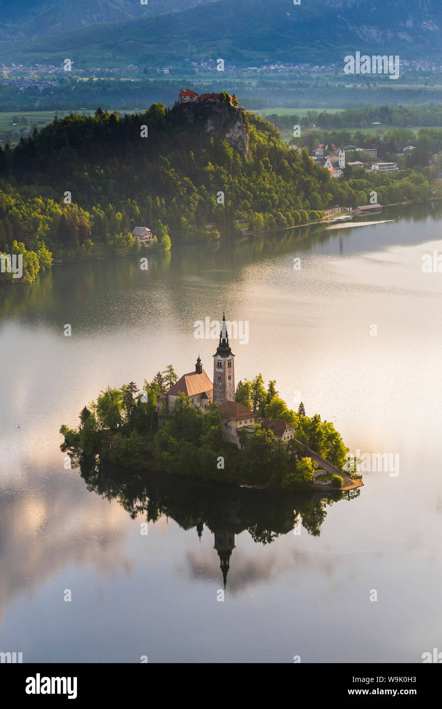 Bleder See Insel und die Burg von Bled bei Sonnenaufgang, die Julischen Alpen, Gorenjska, Slowenien, Europa Stockfoto