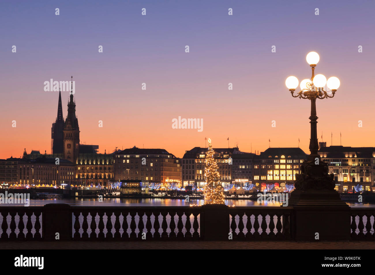 Blick über die Binnenalster (Binnenalster) zum Weihnachtsmarkt am Jungfernstieg und Rathaus, Hamburg, Hansestadt, in Deutschland, in Europa Stockfoto