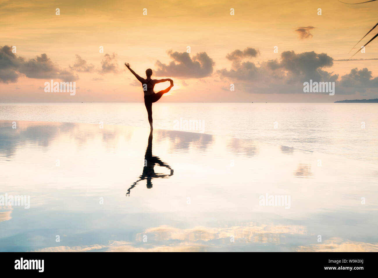 Yoga in der Morgendämmerung, Ko angerufen, Provinz Sihanoukville, Kambodscha, Südostasien Stockfoto