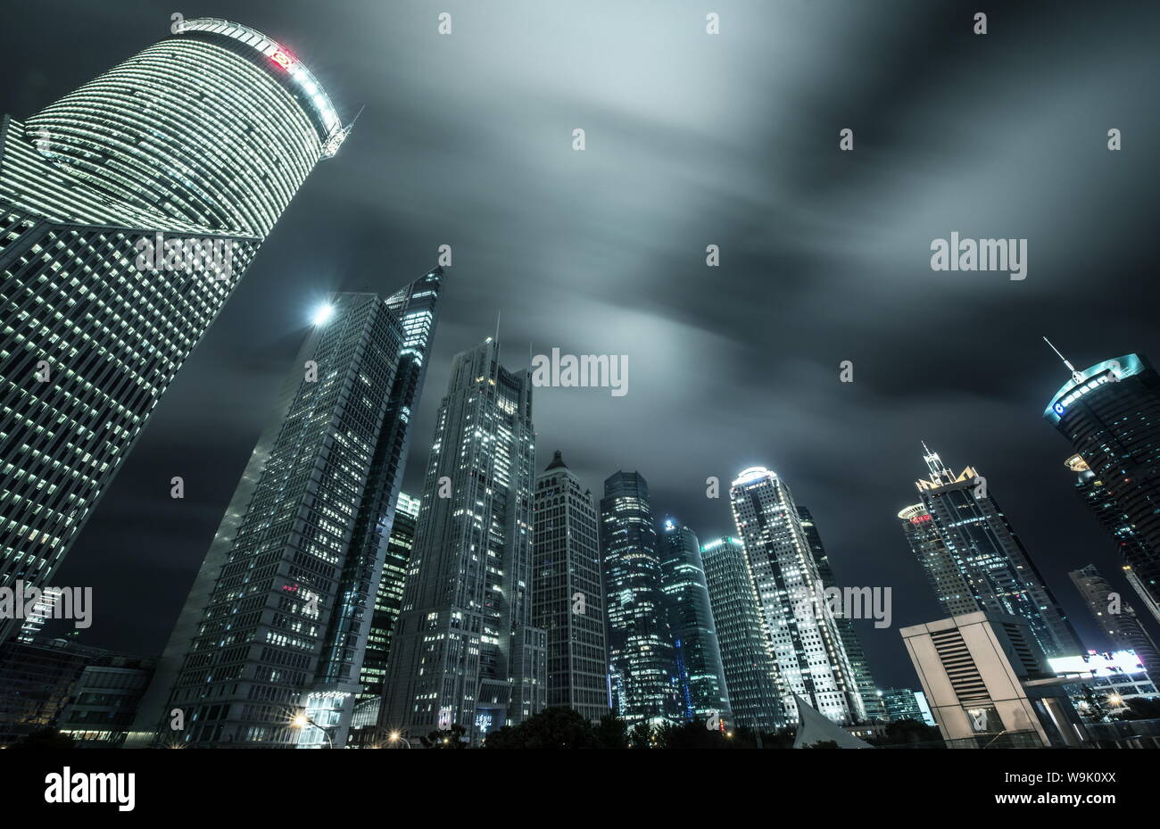 Lujiazui Wolkenkratzer in einer nächtlichen langen Belichtungszeit, Shanghai, China, Asien Stockfoto