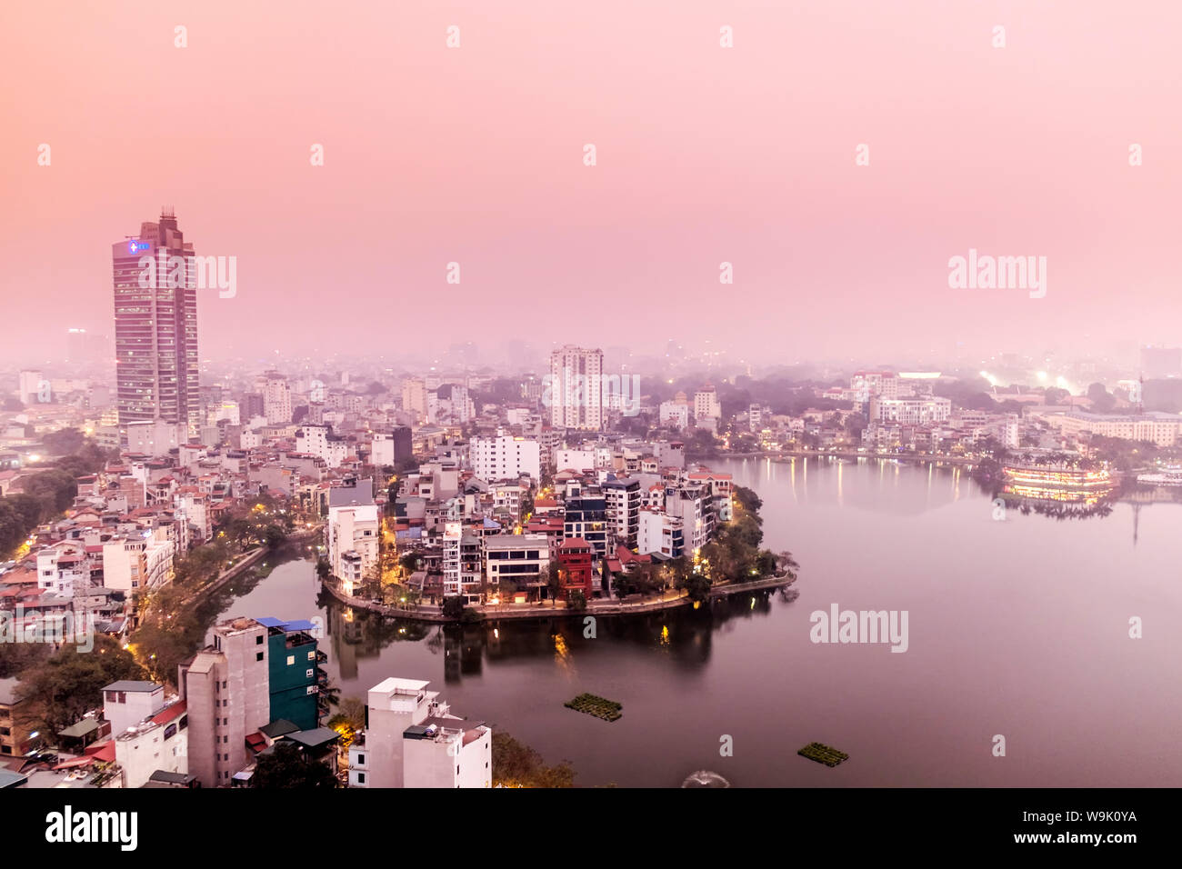 Blick auf die Skyline von Central und West Lake in Hanoi, Hanoi, Vietnam, Indochina, Südostasien, Asien Stockfoto