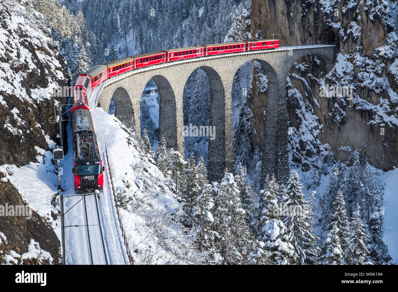 Der rote Zug der Albula-Bernina Express Railway, UNESCO-Welterbe am Landwasser-Viadukt, der Schweiz, Europa Stockfoto