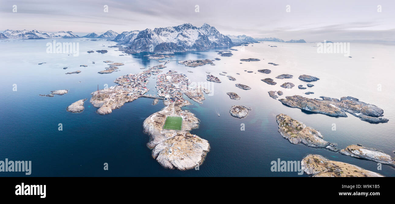 Panoramablick auf das Luftbild von Fußball- und Inselchen, Henningsvær, Vagan Gemeinde, Lofoten, Nordland, Norwegen, Europa Stockfoto