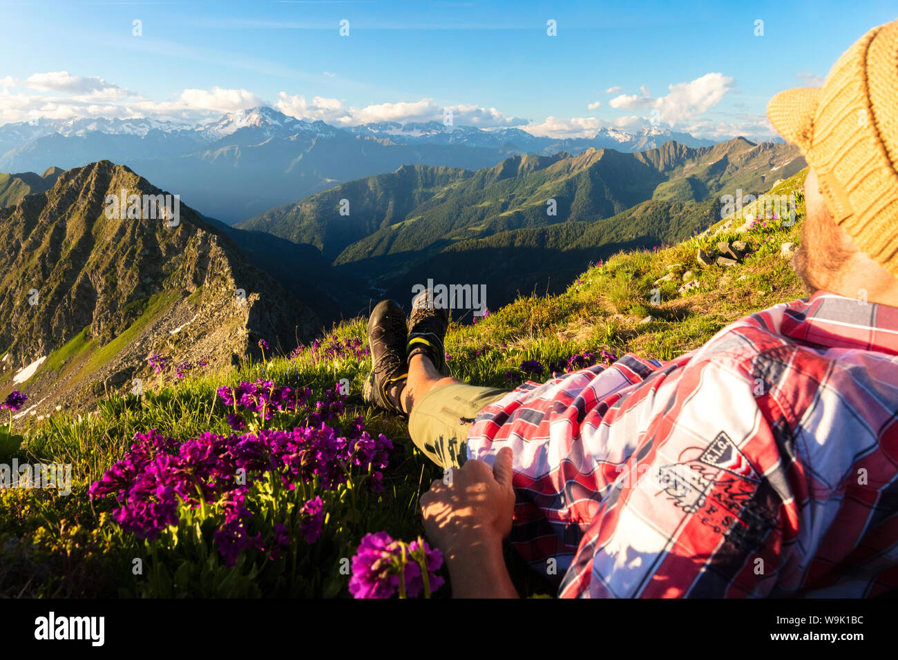 Der Mensch, der sich auf der Spitze des Monte Azzarini schaut in Richtung Monte und Monte Disgrazia, Pedena Albaredo Tal, Bergamasker Alpen, Lombardei, Italien, Europa Stockfoto
