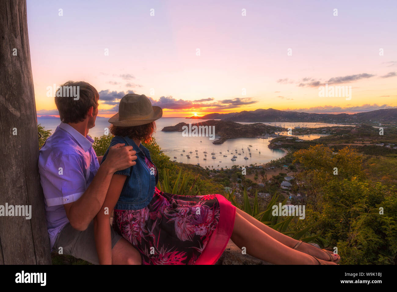 Paar Blick über English Harbour von Shirley Heights bei Sonnenuntergang, Antigua, Antigua und Barbuda, Leeward Inseln, West Indies, Karibik Stockfoto