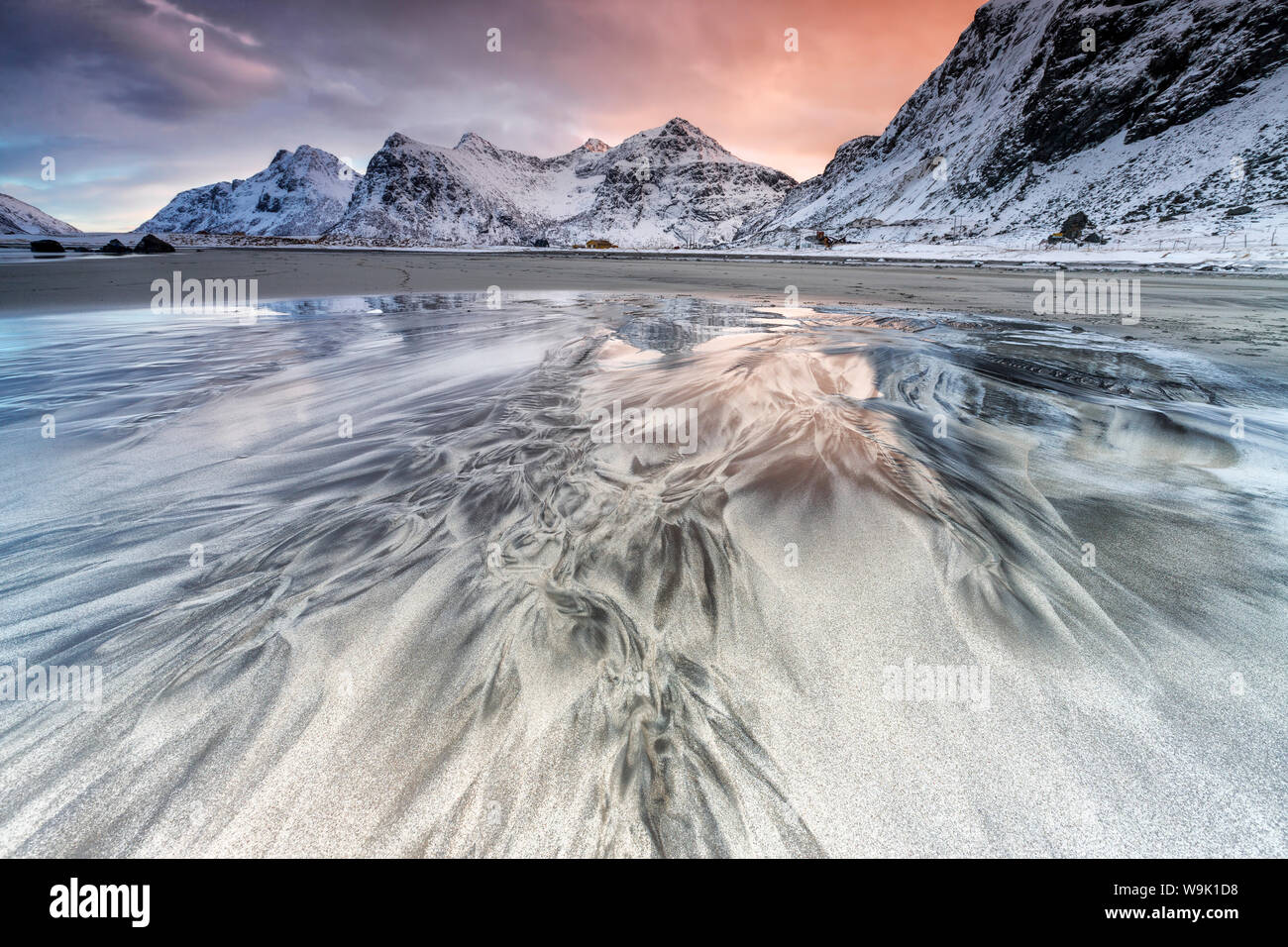 Sonnenuntergang auf der surrealen Skagsanden Strand von Schnee bedeckte Berge, Flakstad, Lofoten, Arktis, Norwegen, Skandinavien, Europa umgeben Stockfoto