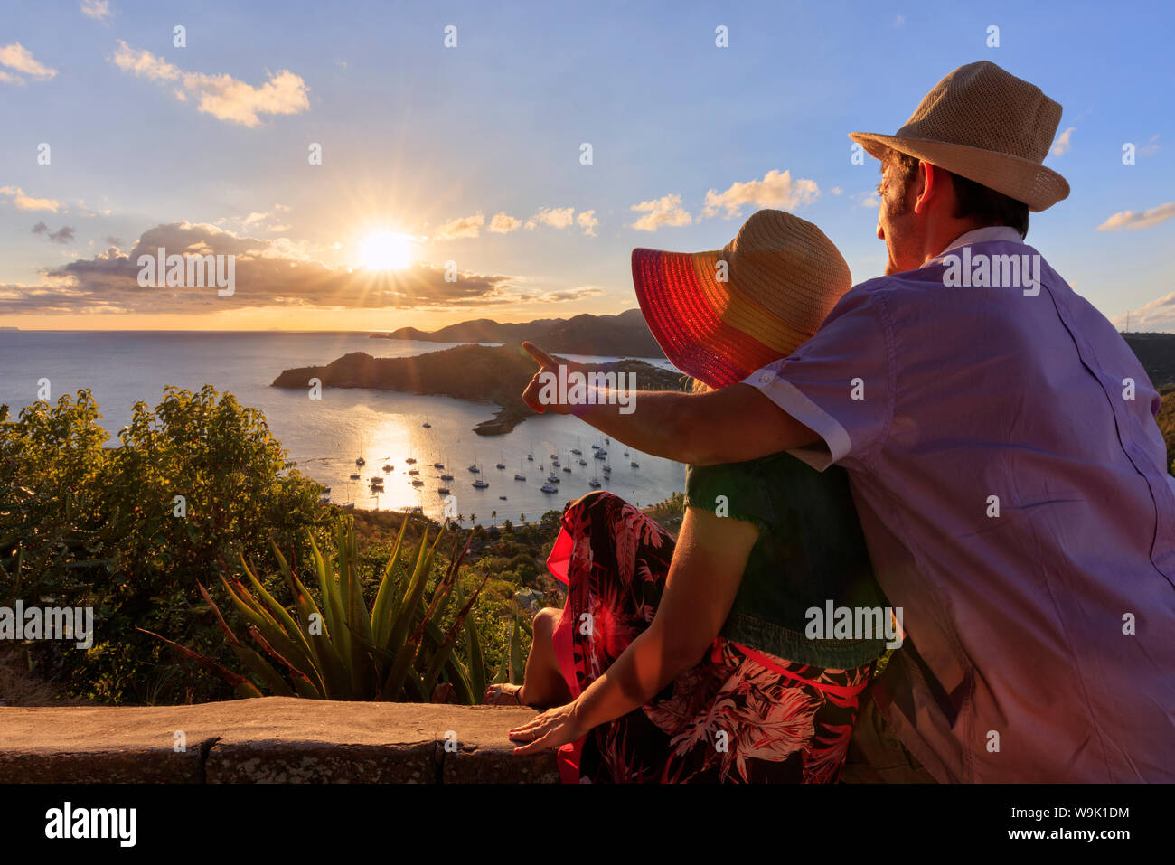 Paar Blick nach English Harbour von Shirley Heights bei Sonnenuntergang, Antigua, Antigua und Barbuda, Leeward Inseln, West Indies, Karibik Stockfoto