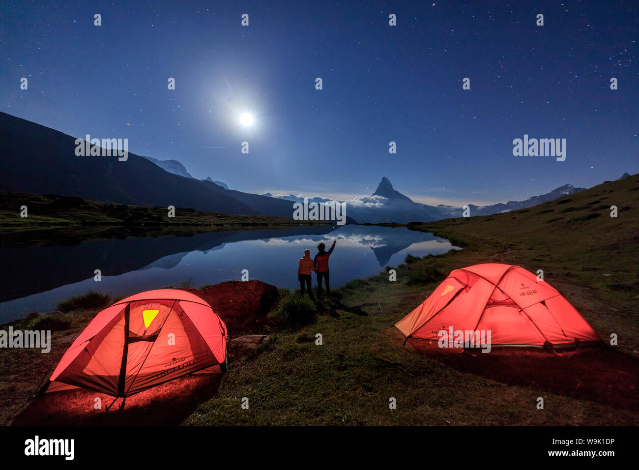 Wanderer bewundern Matterhorn im See Stellisee auf eine sternenklare Nacht  des Vollmonds, Zermatt, Wallis, Schweizer Alpen, Schweiz, Europa  Stockfotografie - Alamy