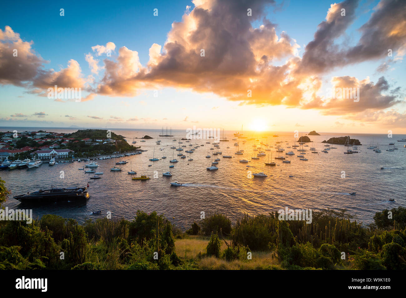 Sonnenuntergang über den Luxus Yachten, in den Hafen von Gustavia, St. Barth (Saint Barthelemy), Kleine Antillen, Karibik, Karibik, Zentral- und Lateinamerika Stockfoto