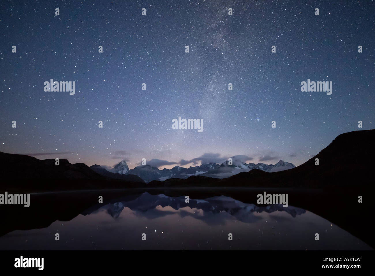 Sternenklarem Sommerhimmel auf fenetre Seen und hohen Gipfeln, Frettchen Tal, Saint Rhemy, Grand St Bernard, Aostatal, Italien, Europa Stockfoto