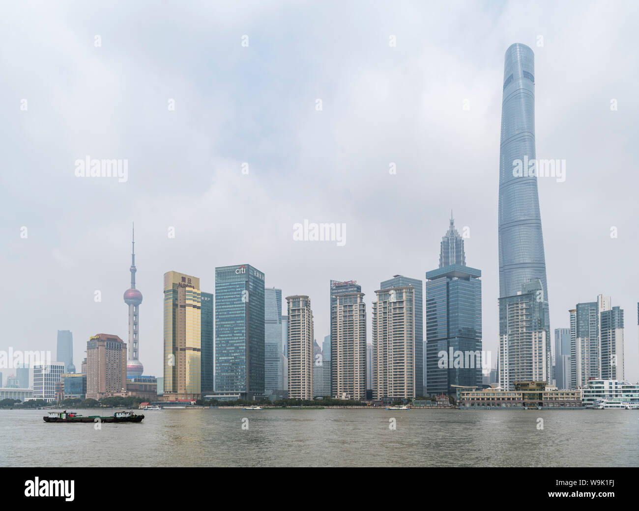 Geschäftsviertel Pudong und den Fluss Huangpu, den Bund, Shanghai, China angesehen. Die Shanghai Tower befindet sich auf der rechten und der Oriental Pearl Tower auf der linken Seite. Stockfoto