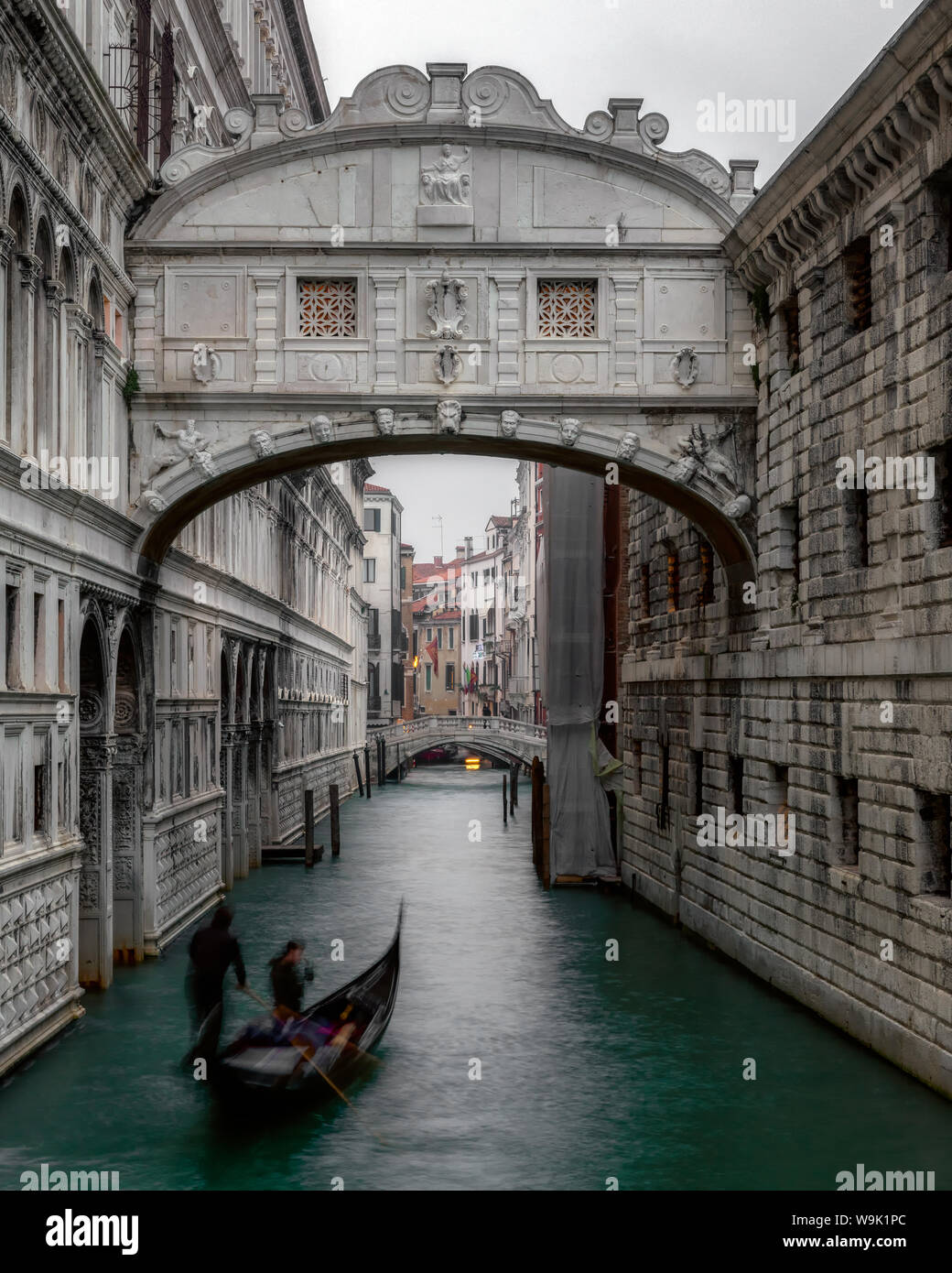 Gondeln unter Seufzerbrücke in Venedig, Italien, Europa Stockfoto