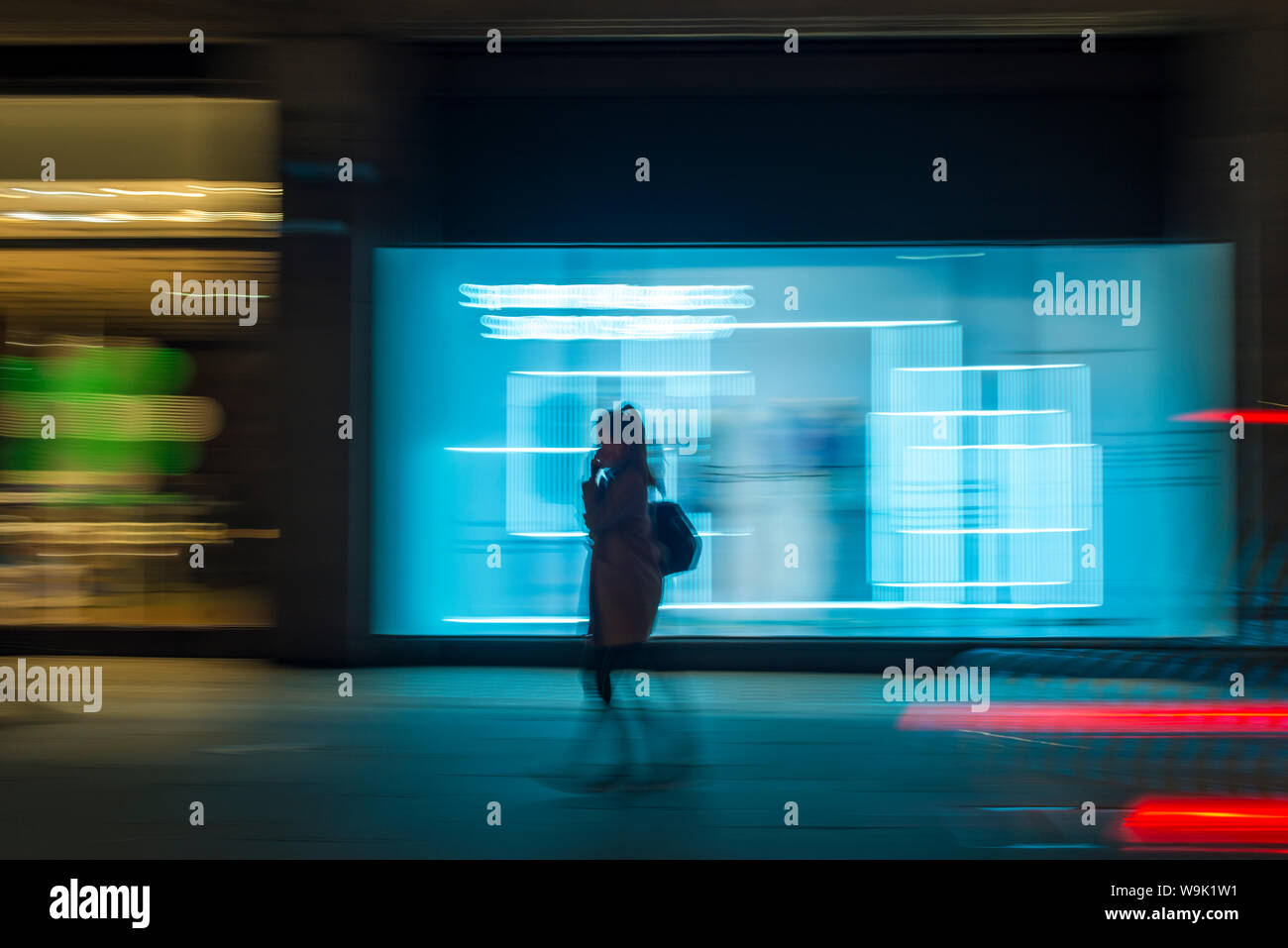 Fußgängerzone in Eile in die Stadt wandern in der Nacht in der Oxford Street, London, England, Vereinigtes Königreich, Europa Stockfoto