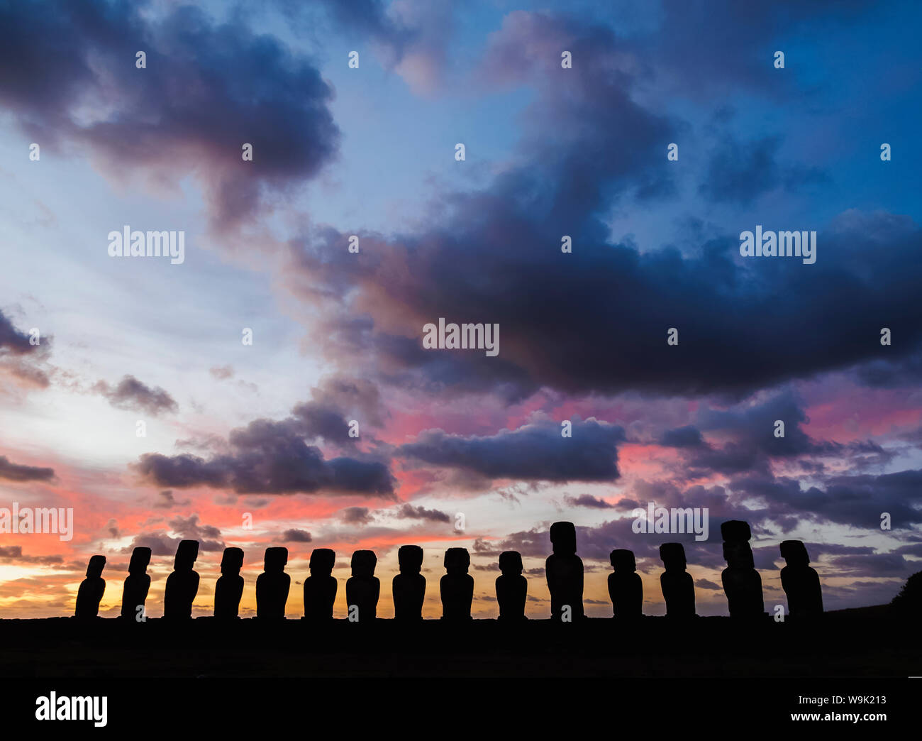 Moais in der Ahu Tongariki bei Sonnenaufgang, Rapa Nui Nationalpark, UNESCO-Weltkulturerbe, Easter Island, Chile, Südamerika Stockfoto