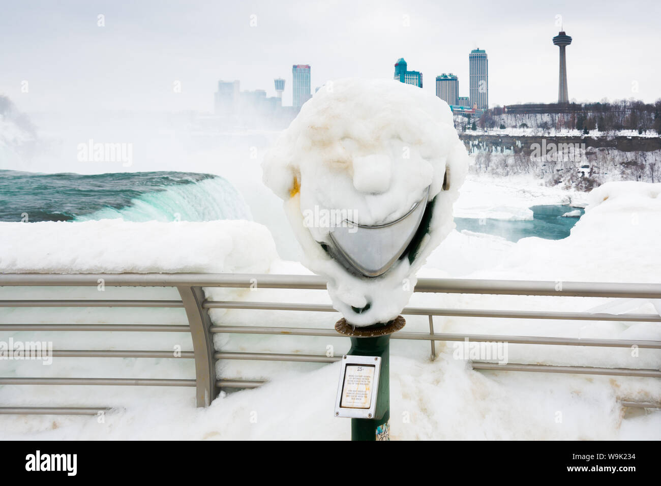Gefrorene Lächeln auf Münzen Fernglas in Eis am Niagara Falls, Buffalo, New York State, Vereinigte Staaten von Amerika, Nordamerika abgedeckt Stockfoto