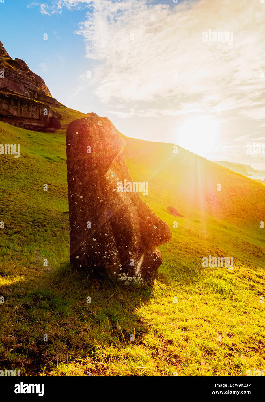 Moai am Steinbruch am Hang des Rano Raraku Vulkan bei Sonnenaufgang, Rapa Nui Nationalpark, UNESCO, Easter Island, Chile Stockfoto