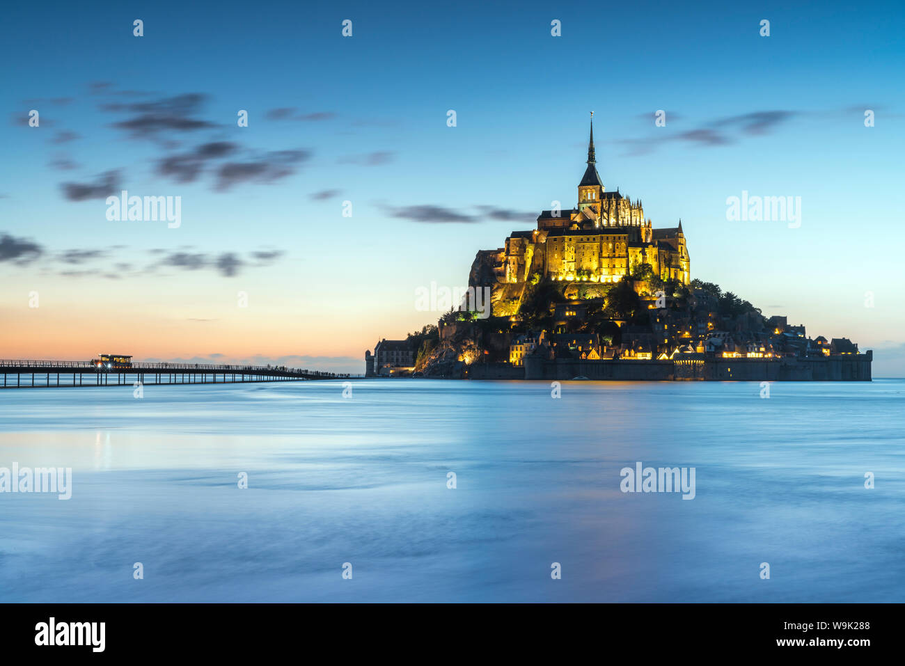 Flut in der Abenddämmerung, Mont-Saint-Michel, UNESCO World Heritage Site, Normandie, Frankreich, Europa Stockfoto