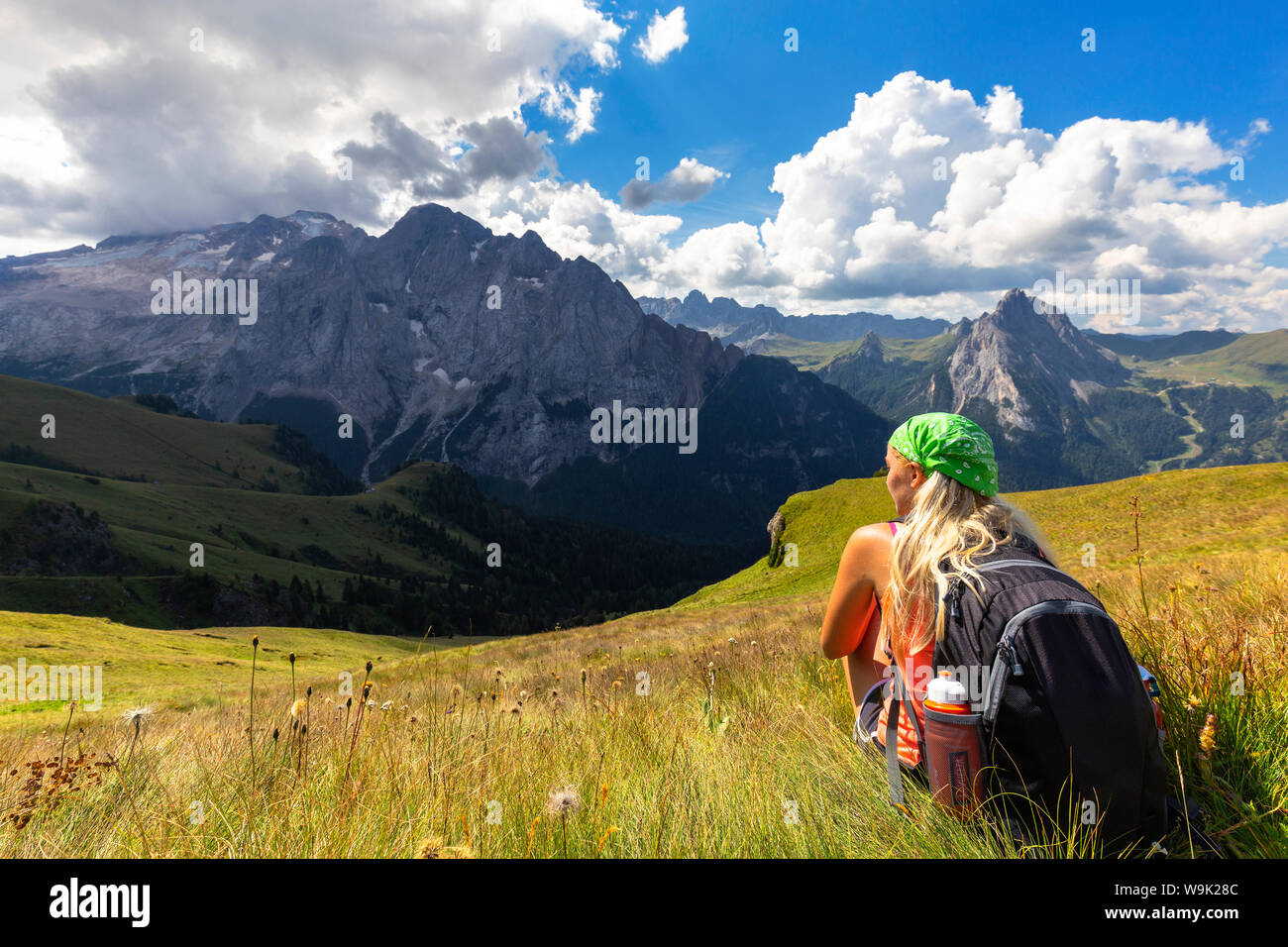 Mädchen schaut in Richtung Marmolada aus Viel del Pan Pfad, Pordoijoch, Val di Fassa, Trentino, Dolomiten, Italien, Europa Stockfoto