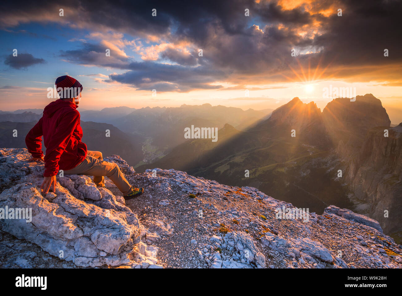 Wanderer sieht bei Sonnenuntergang vom Piz Pordoi, Val di Fassa, Trentino, Dolomiten, Italien, Europa Stockfoto