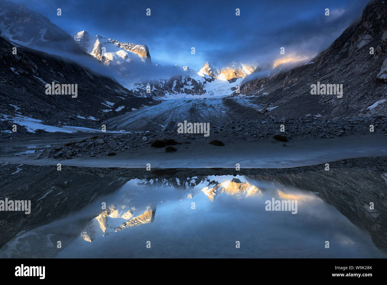Forno Gletscher spiegelt sich in einem Teich an Nebel Sonnenaufgang, Forno Tal, Malojapass, Engadin, Graubünden, Schweiz, Europa Stockfoto