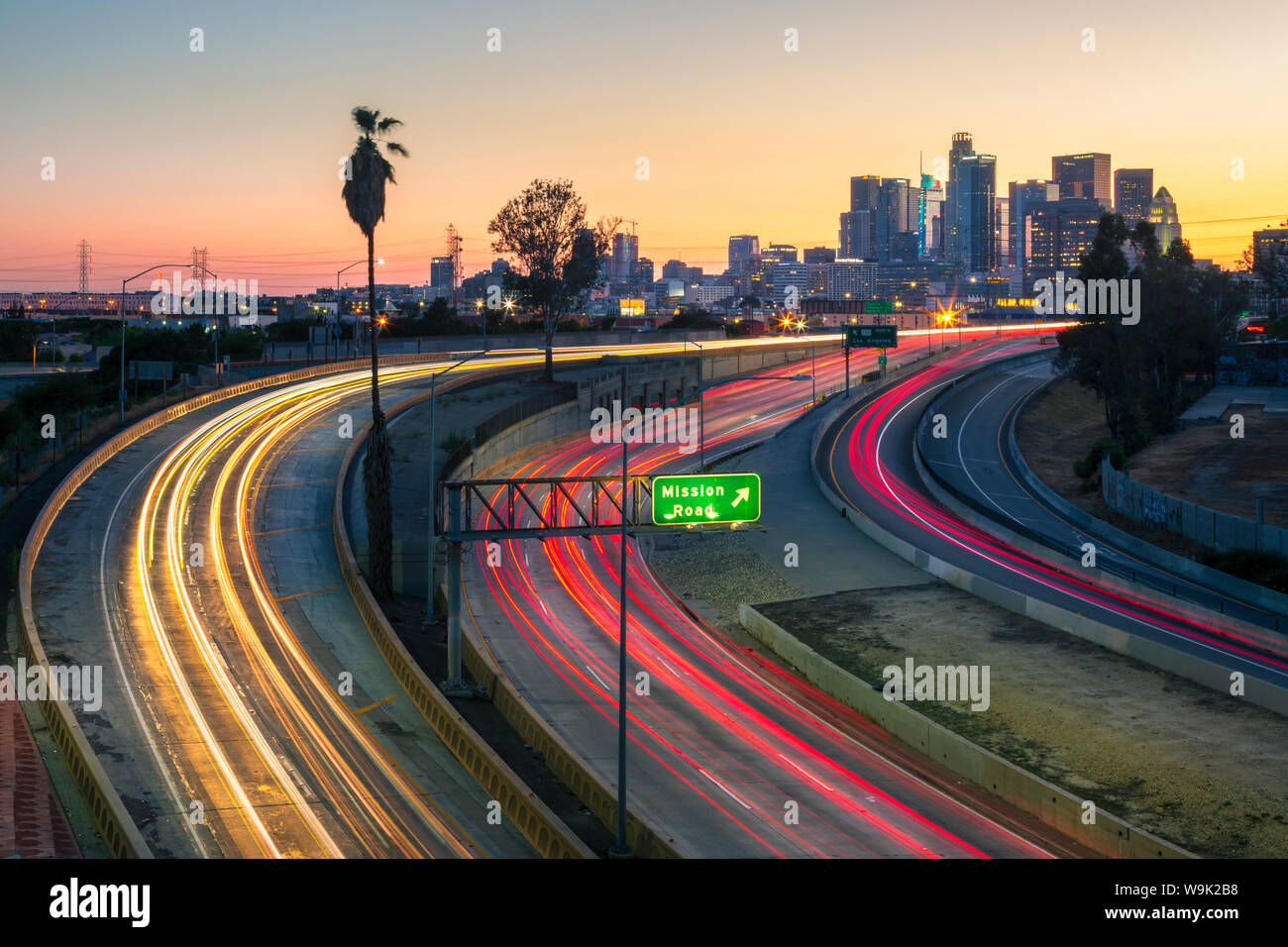 Blick auf die Skyline der Innenstadt und die Mission Straße bei Nacht, Los Angeles, Kalifornien, Vereinigte Staaten von Amerika, Nordamerika Stockfoto