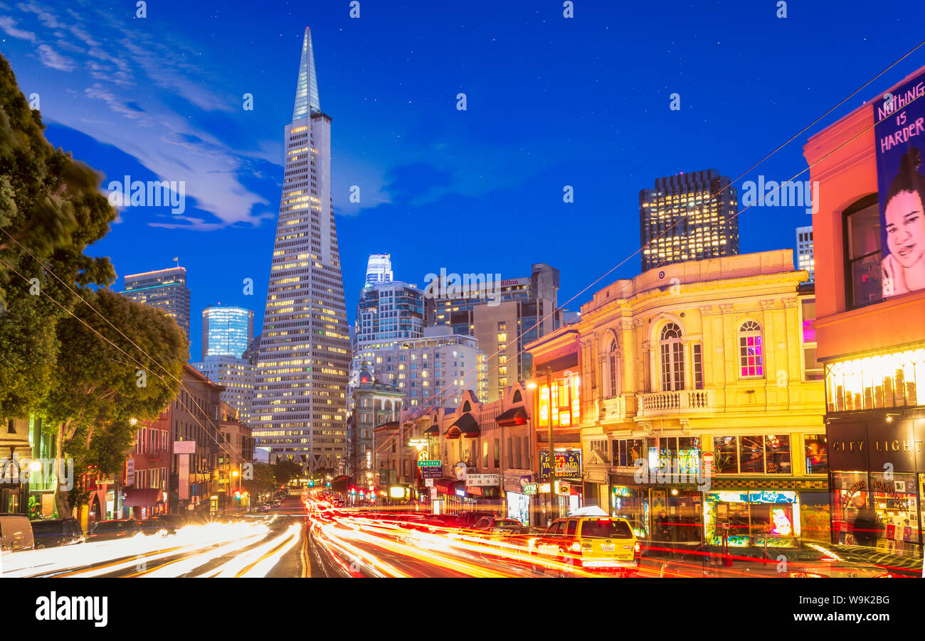 Ansicht der Transamerica Pyramid Gebäude auf der Columbus Avenue und Auto trail Lichter, San Francisco, Kalifornien, Vereinigte Staaten von Amerika, Nordamerika Stockfoto