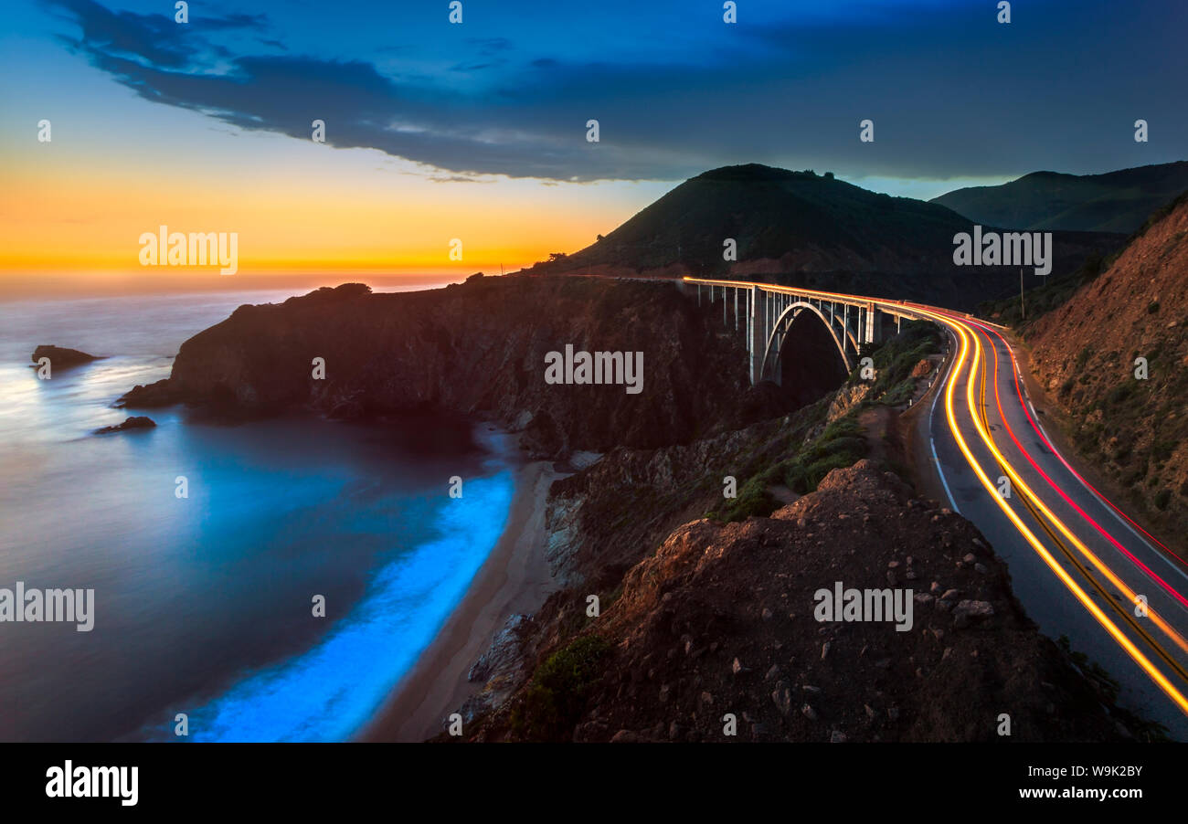 Sonnenuntergang über Bixby Creek Bridge und Auto trail Lichter, Big Sur, Kalifornien, Vereinigte Staaten von Amerika, Nordamerika Stockfoto