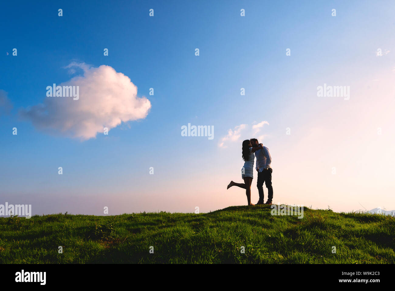 Verliebtes Paar kurz vor Sonnenuntergang auf dem Berg Guglielmo, Brescia Voralpen, Provinz Brescia, Lombardei, Italien, Europa Stockfoto