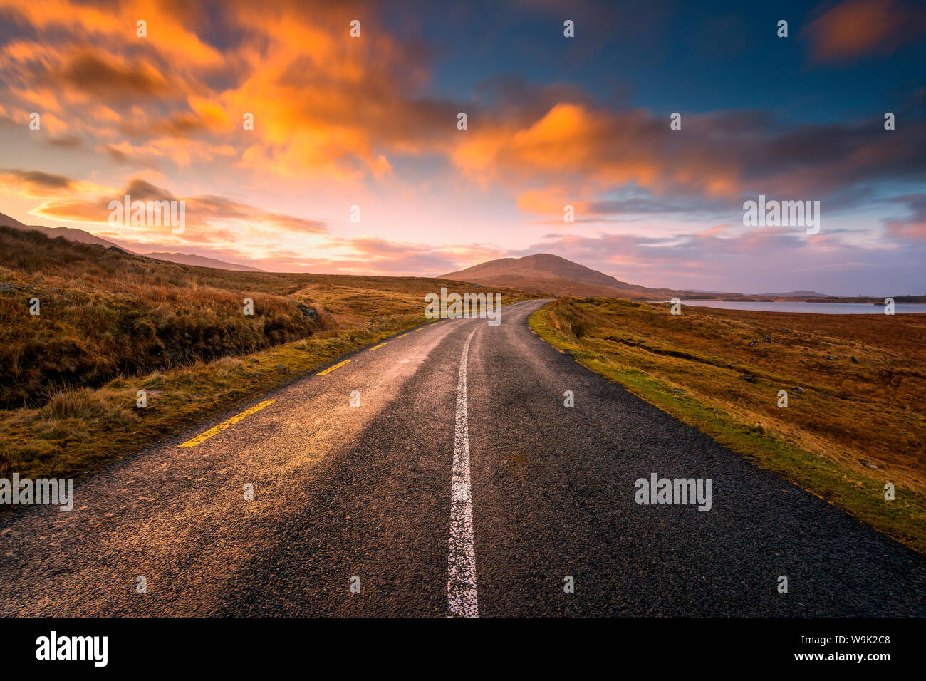 Sonnenuntergang in Connemara Nationalpark, Connemara, County Galway, Connacht, Republik Irland, Europa Stockfoto