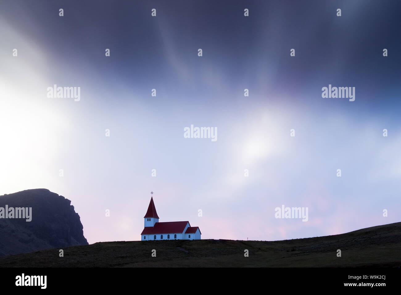 Hilltop Kirche gegen Dämmerung Himmel, Vik i Myrdal, südlichen Bereich, Island, Polargebiete&#10; Stockfoto