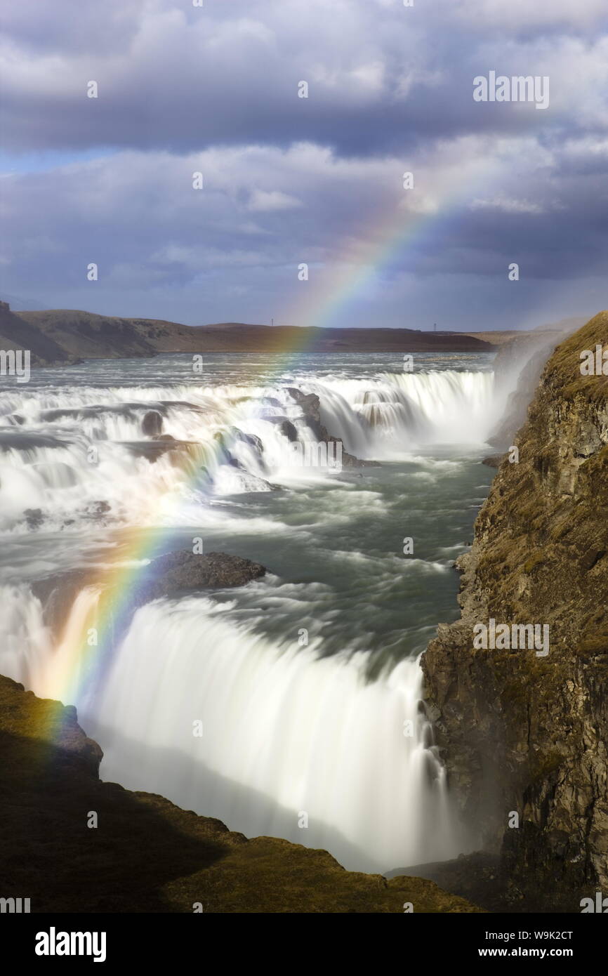 Gullfoss, Europas größten Wasserfall, mit Regenbogen erstellt durch Spray von den Fällen, in der Nähe von Reykjavik, Iceland, Polarregionen Stockfoto