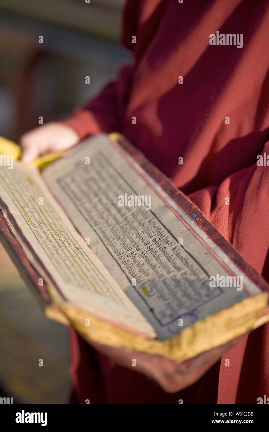 Monk holding Buddhistischen Gebetbuch, Rumtek Gompa, Gangtok, Sikkim, Indien, Asien Stockfoto