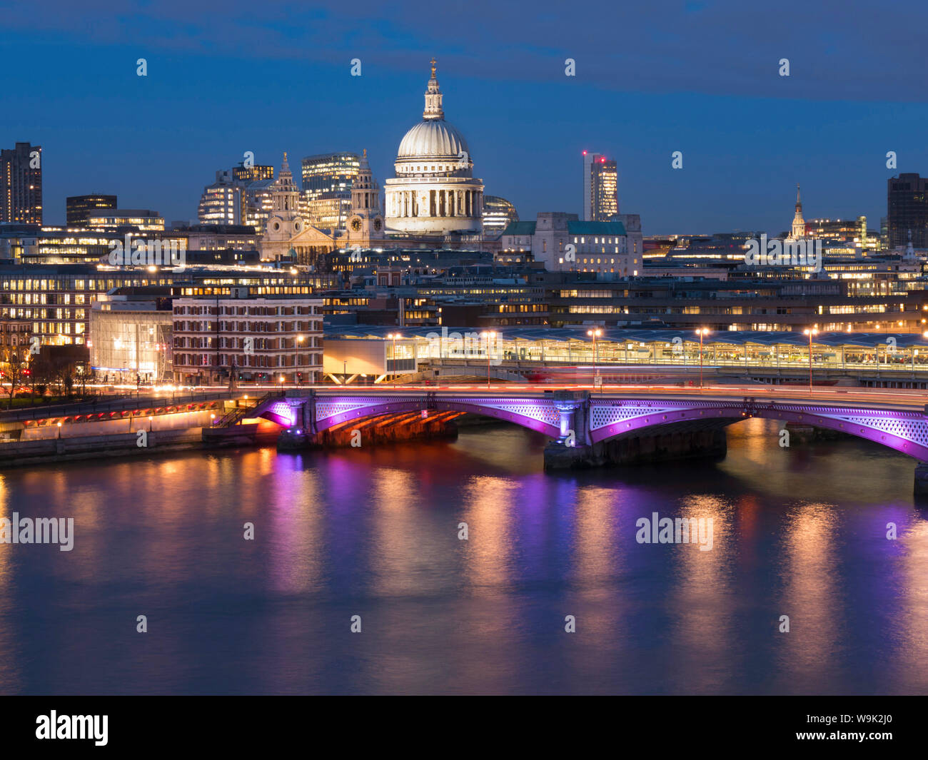 St. Pauls Kathedrale und Blackfriars Bridge bei Dämmerung, London, England, United Kingdom, Europe Stockfoto