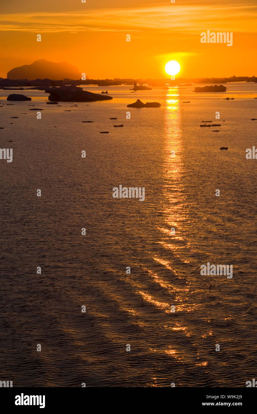 Sonnenaufgang auf dem Eis in der Antarktis Sound, antarktische Halbinsel, Antarktis, Polarregionen Stockfoto