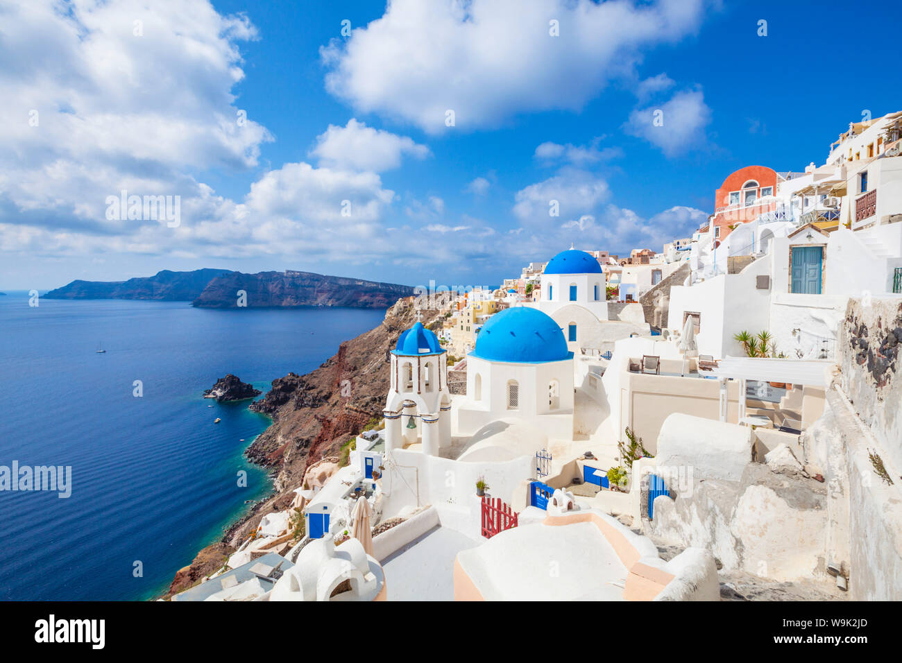 Griechische Kirche mit drei blauen Kuppeln im Dorf Oia, Santorini (Thira), Kykladen, griechische Inseln, Griechenland, Europa Stockfoto