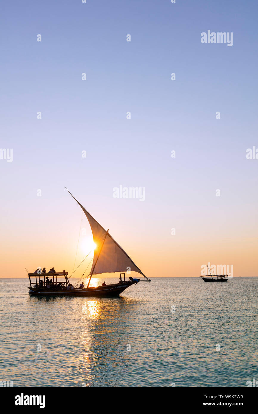 Touristen auf eine Sunset Cruise auf dem Indischen Ozean, Nungwi, Insel Sansibar, Tansania, Ostafrika, Südafrika Stockfoto