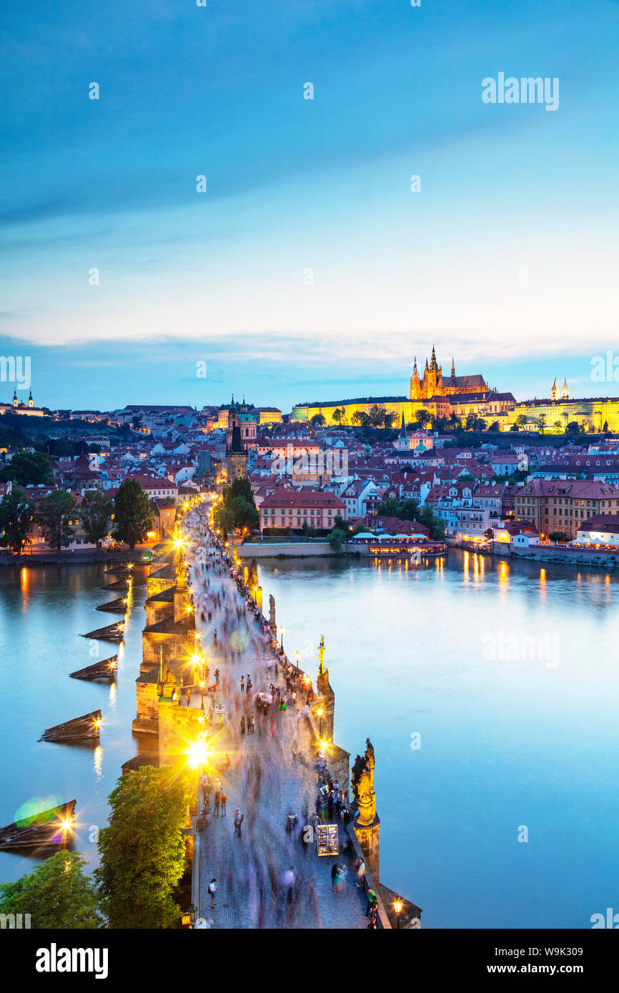 Die Karlsbrücke, Prager Burg und der St. Veitsdom, Prag, UNESCO-Weltkulturerbe, Böhmen, Tschechische Republik, Europa Stockfoto