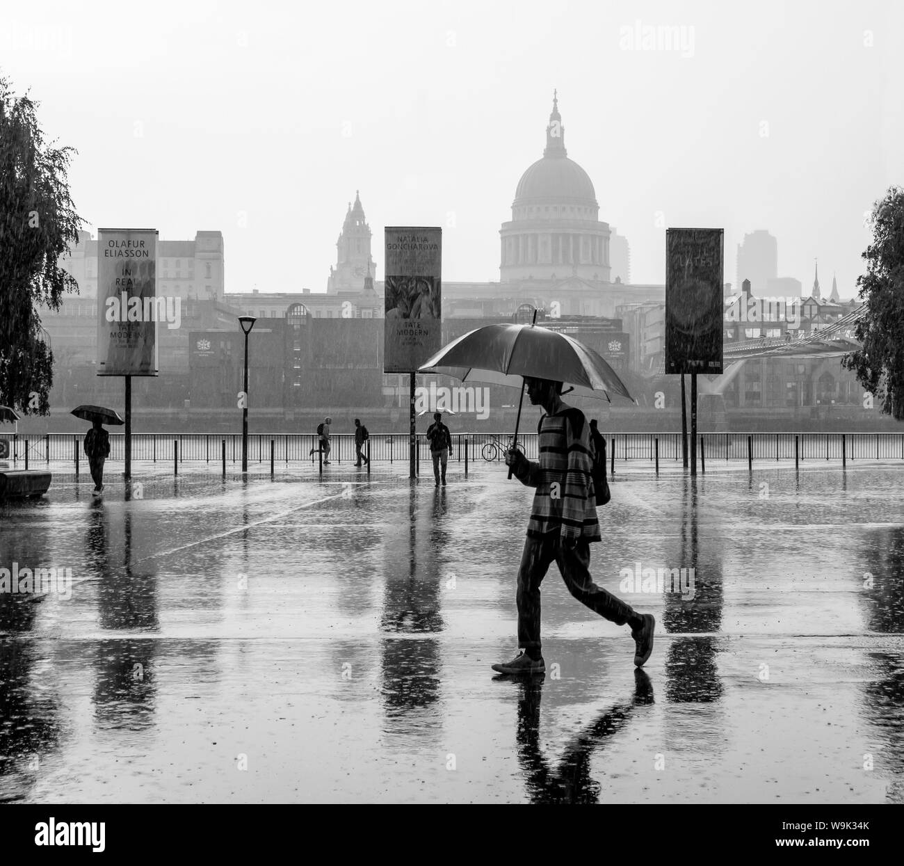 Touristen, gefangen, in, sintflutartiger Regen, South Bank, London, Schwarzweiß, Schwarz und Weiß Stockfoto