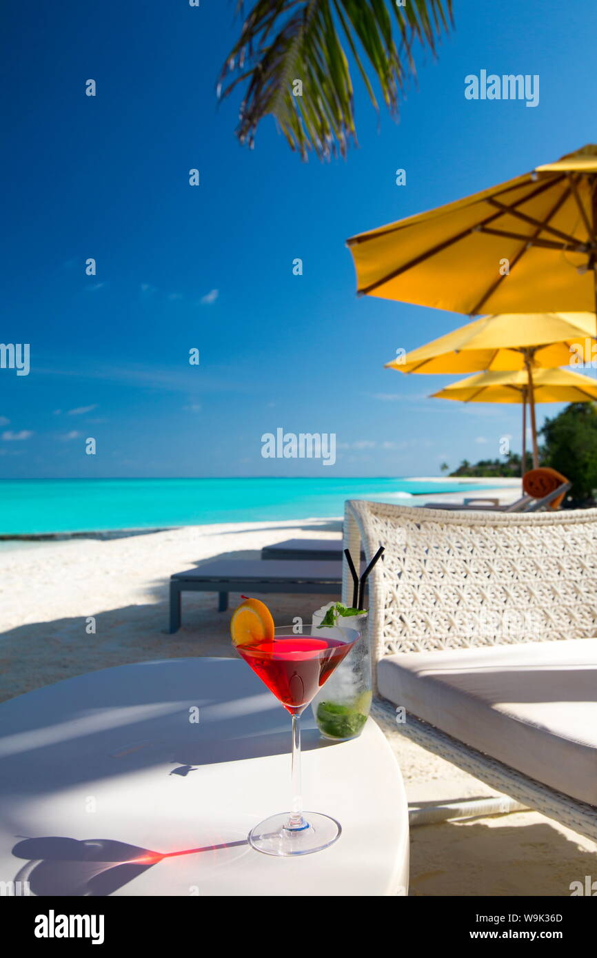Cocktails am tropischen Strand, Malediven, Indischer Ozean, Asien Stockfoto