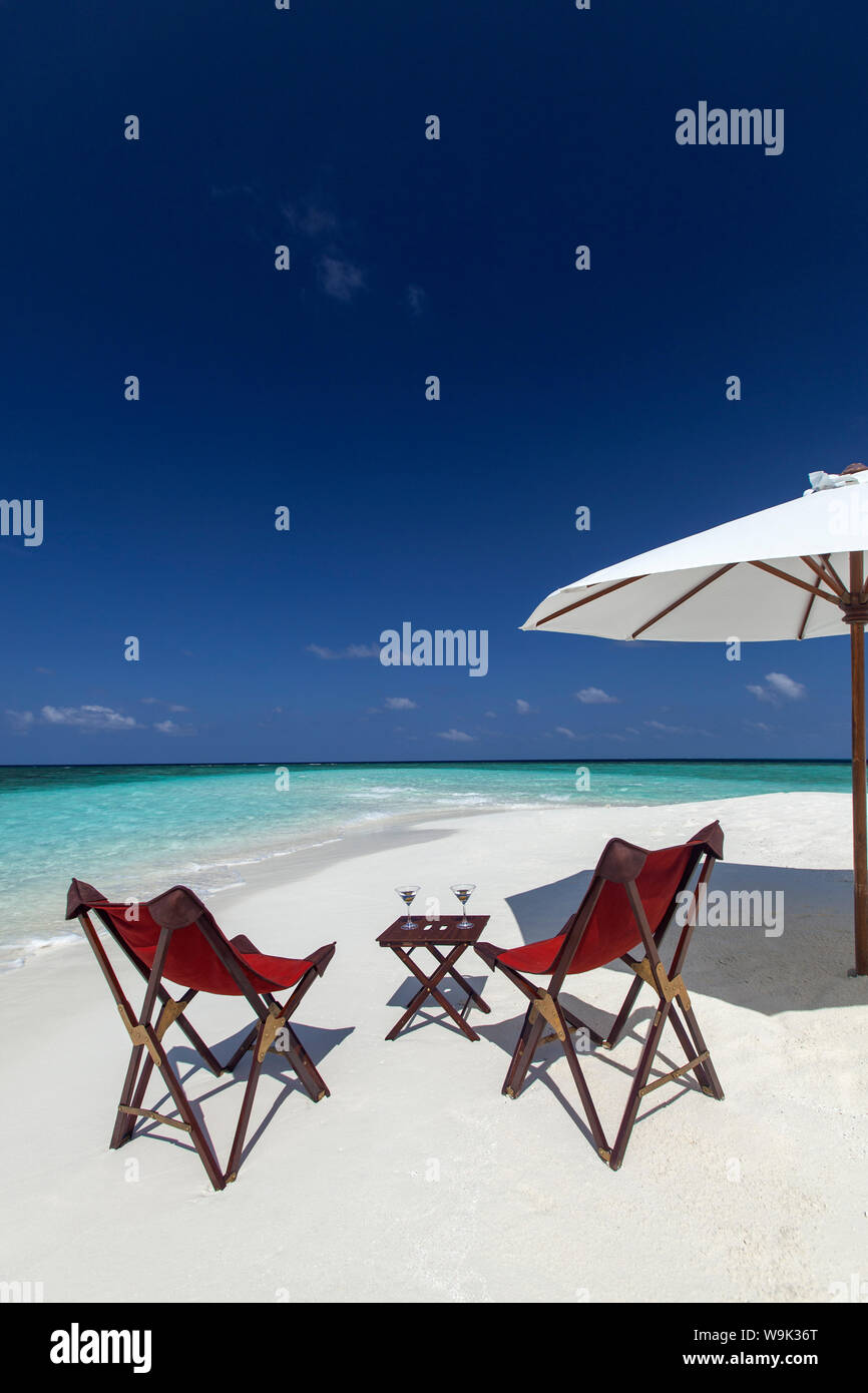 Martini und Liegestühle am Strand, Malediven, Indischer Ozean, Asien Stockfoto