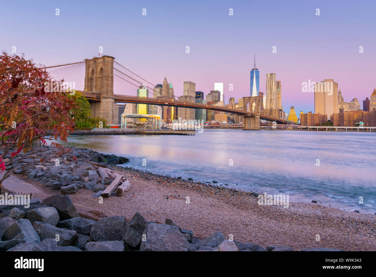 Brooklyn Bridge über den East River, Lower Manhattan Skyline, einschließlich der Freiheit, Turm des World Trade Center, New York, Vereinigte Staaten von Amerika Stockfoto