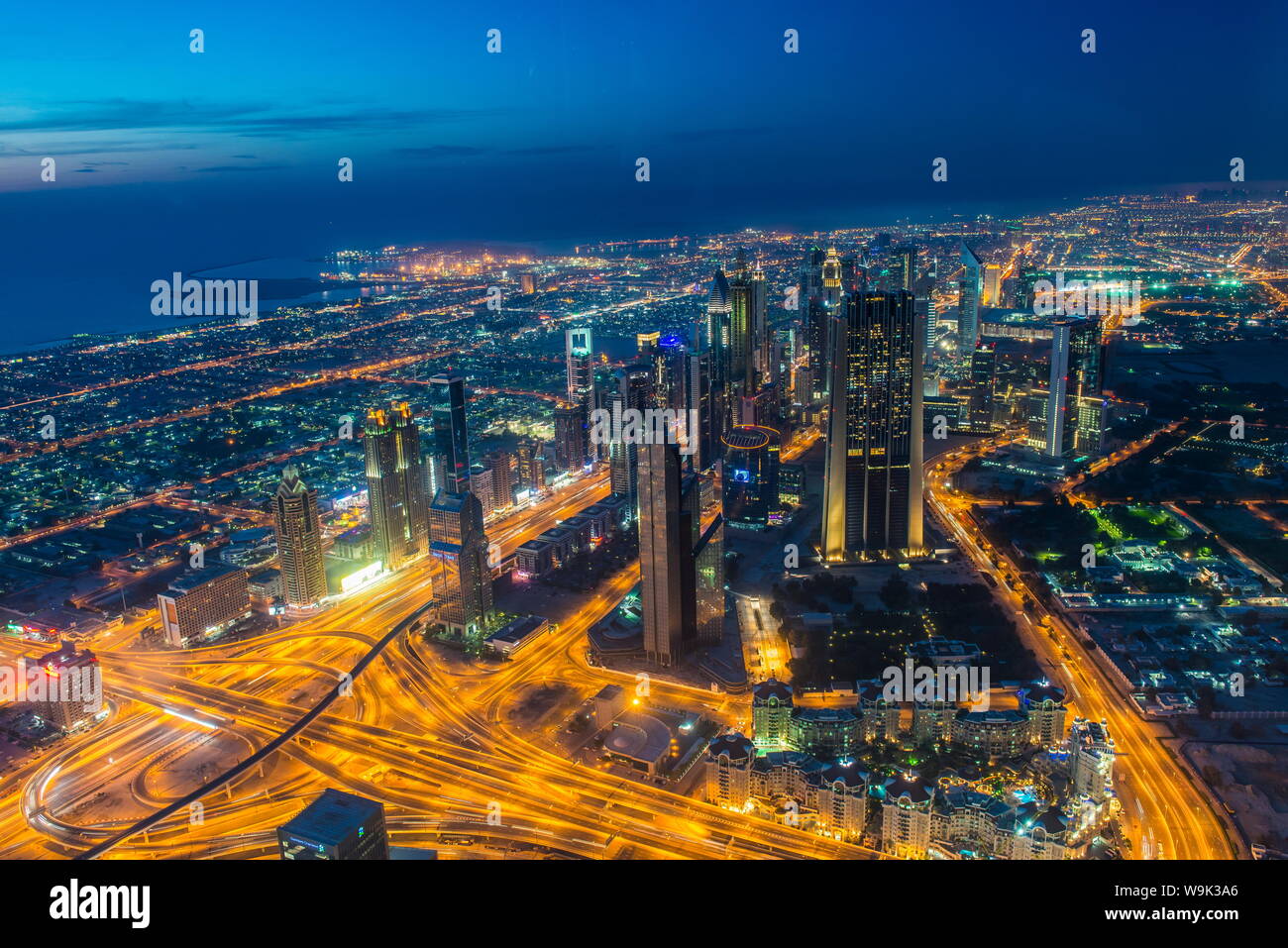 Blick über Dubai vom Burj Khalifa bei Nacht, Dubai, Vereinigte Arabische Emirate, Naher Osten Stockfoto
