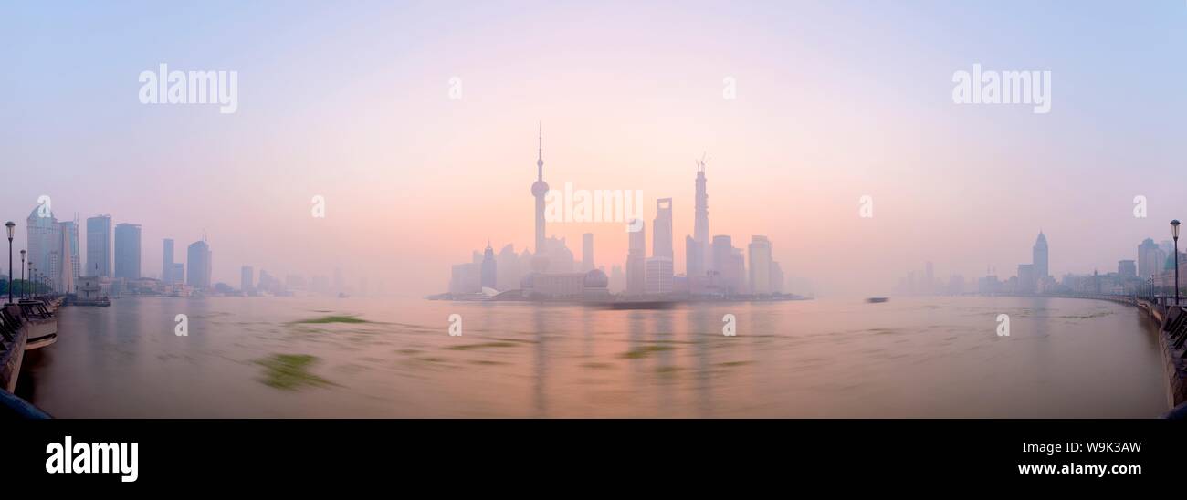 Skyline von Pudong über den Fluss Huangpu, einschließlich Oriental Pearl Tower, Shanghai World Financial Center, und Shanghai Tower, Shanghai, China, Asien Stockfoto