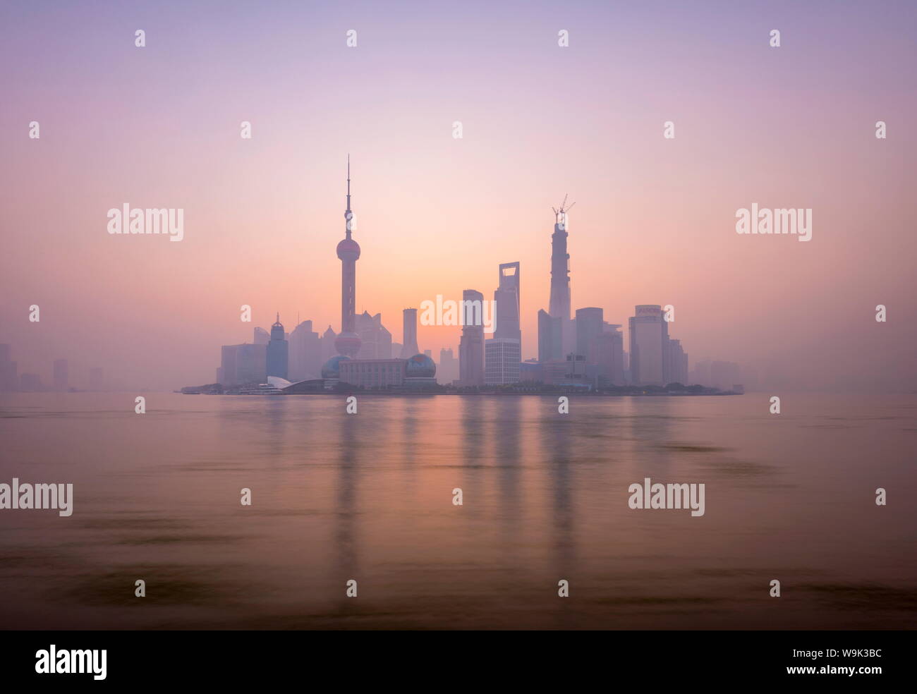 Skyline von Pudong über den Fluss Huangpu, einschließlich Oriental Pearl Tower, Shanghai World Financial Center, und Shanghai Tower, Shanghai, China, Asien Stockfoto